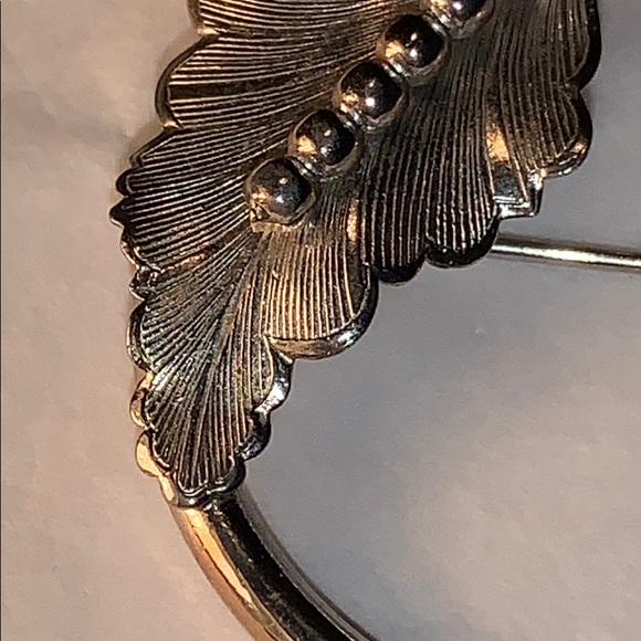 Minimalist circle/leaf brooch statement piece - Picture 2 of 8